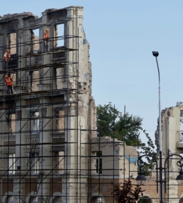 «Нові будинки на могилах». Росія знищує докази воєнних злочинів у Маріуполі
