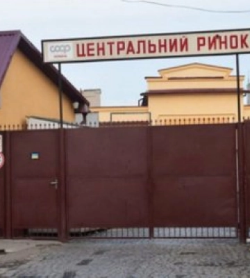Жінка в Берегові збувала контрабандні цигарки з кіоску на центральному ринку