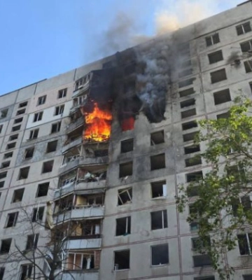 Ворог вдарив по багатоповерхівці у Харкові, є руйнування та постраждалі — фото