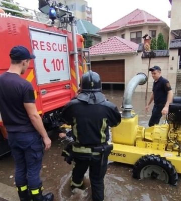 У воді вулиці, будинки та автомобілі: рятувальники показали наслідки негоди в Одесі