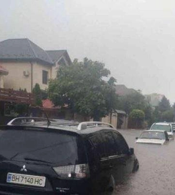 &quot;Шторм Борис&quot; затопив Одесу: автомобілі плавають як човни