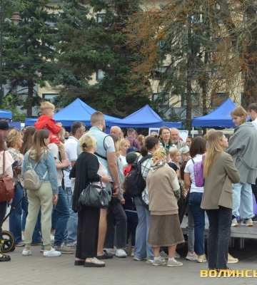 «Наукові пікніки» у центрі Луцька зібрали сотні містян. Фото