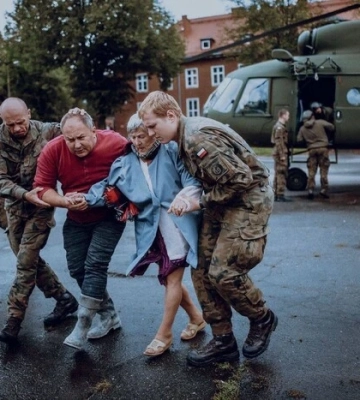 У Польщі постраждалих від повені рятують гелікоптери