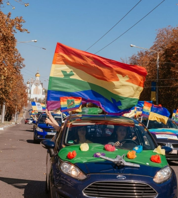 АвтоПрайд: ЛГБТ-активісти просять закрити небо над Харковом (відео)