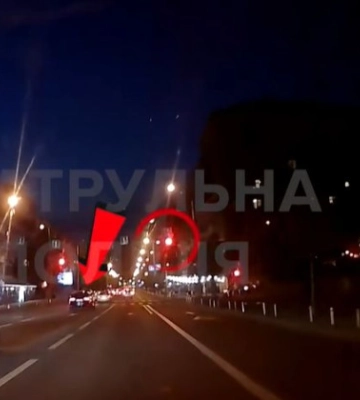 У Києві покарали водія Volkswagen, який проїхав червоний сигнал світлофора — відео