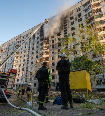 Рятувальники деблокували тіло загиблої жінки з багатоповерхівки, враженої російською авіабомбою в Харкові