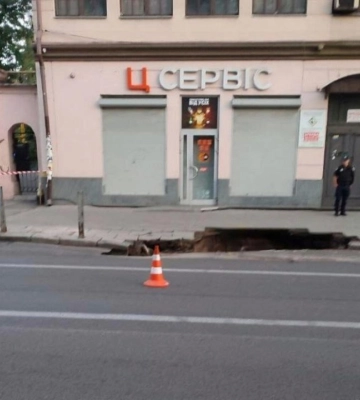 У середмісті Дніпра утворилося провалля: мешканці залишилися без води