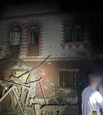 В результате падения обломков шахедов в Киевской области ранена женщина, повреждены дома — фото