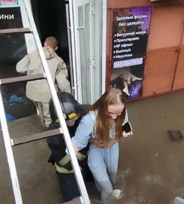 Під Одесою врятували людей з підтопленого зливою будинку, - ФОТО, ВІДЕО
