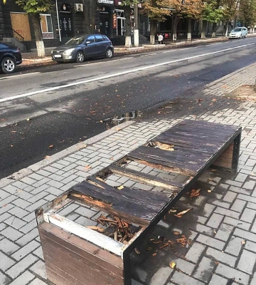 В центрі Миколаєва на зупинковому комплексі невідомі спалили лавку