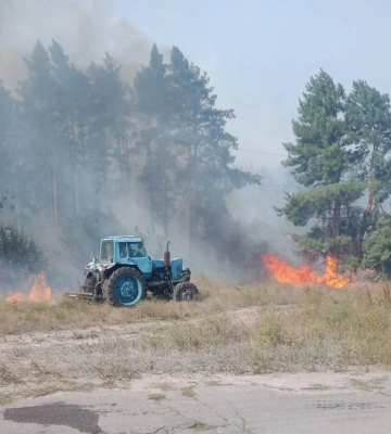 Рятувальники продовжують гасити пожежу в Черкаському районі (ВІДЕО)