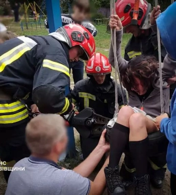 Во Львове 11-летняя девочка застряла в качелях: вызвали спасателей