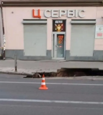 У середмісті Дніпра провалився асфальт: на дорозі й тротуарі утворилася величезна яма
