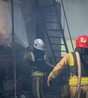 Рятувальники приборкали масштабну пожежу на Конотопщині після ворожих авіаударів