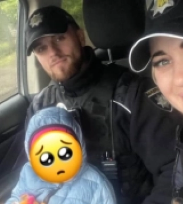 В Ужгороді патрульні поліцейські врятували дитину від негоди
