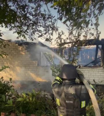 Рятувальники приборкали масштабну пожежу на Конотопщині після ворожих авіаударів