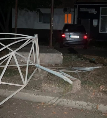 Водій Mercedes під дією речовин зніс паркан у Кропивницькому 