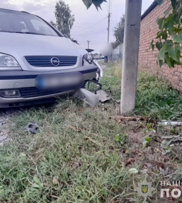 Одна дитина загинула, друга — травмувалася: на Вінниччині автівка в'їхала в електроопору