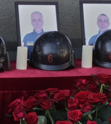 У Харкові відкрили меморіальну дошку рятувальникам, які загинули від повторного удару РФ