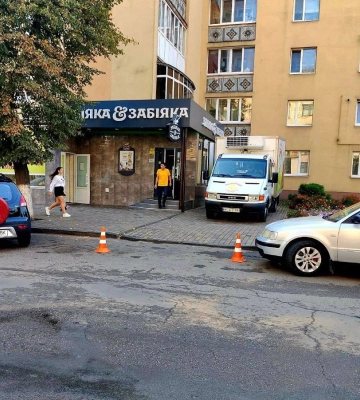 Підприємці в Костополі «зарезервували» собі паркомісця, але щось пішло не так