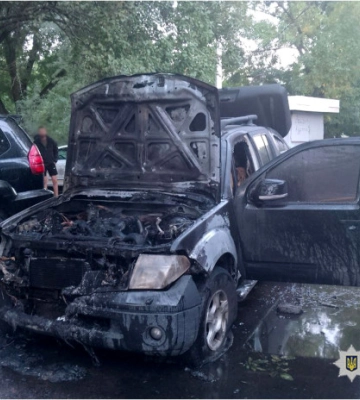 У Черкасах затримали наркозалежних, які за гроші з рф підпалювали військові пікапи (ФОТО)