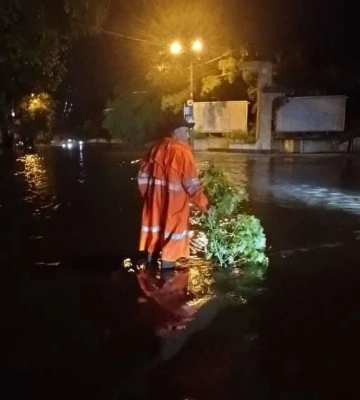 Негода в Одесі: на Балківській та Приморській ускладнено рух транспорту