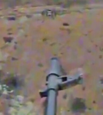 Український FPV-дрон "Дикий Шершень", оснащений АК-74, веде вогонь по позиціях окупантів у Донецькій області. ВIДЕО