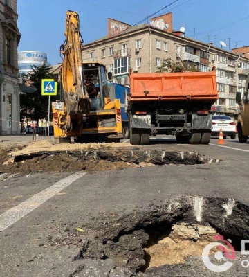 У центрі Дніпра комунальники усувають масштабну аварію на водогоні
