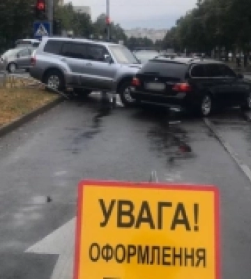 У Луцьку водій Mitsubishi протаранив дорожнє огородження та зіткнувся з BMW
