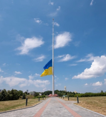 У Києві через прогнозовані пориви вітру приспустили головний прапор України