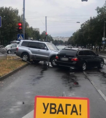 У Луцьку водій Mitsubishi протаранив дорожнє огородження та зіткнувся з BMW