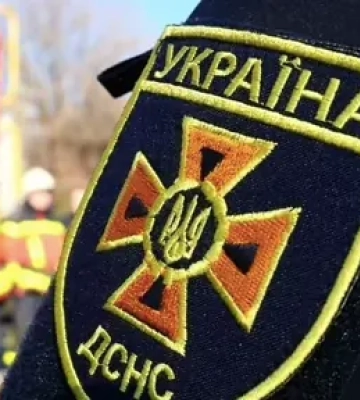 Спасатели ликвидируют два масштабных пожара на Киевщине: огонь охватил лесную подстилку и торфяник