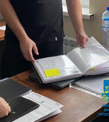 Під виглядом юридичних послуг за 10-15 тис доларів США пропонував допомогу у виїзді за кордон - повідомлено про підозру керівнику&amp;hellip;