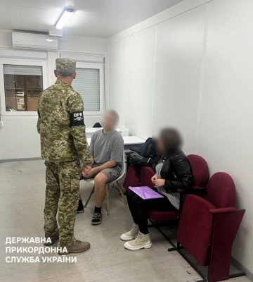 Не знал тещи: харьковчанку с инвалидностью и ее мужа не выпустили за границу