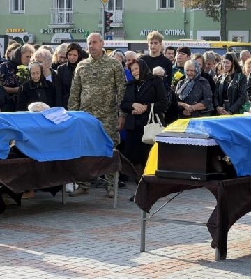 З двома захисниками попрощались у Рівному
