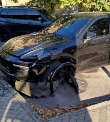 У Дніпрі водій Porsche потрапив в аварію через недотримання правил дорожнього руху