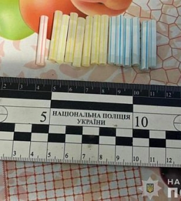 Мали наркотики та зброю: у Кривому Розі викрили наркобізнес