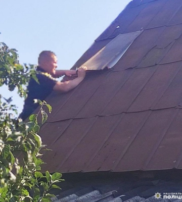 Зірваний дах, повалене дерево: на Рівненщині поліцейські офіцери громад допомагали ліквідувати наслідки негоди