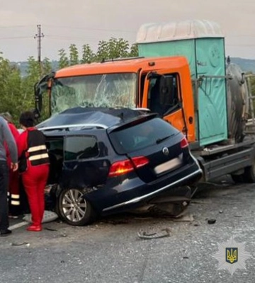 Моторошна ДТП на Львівщині. Легковик двічі зіткнувся з вантажівками, є загиблі