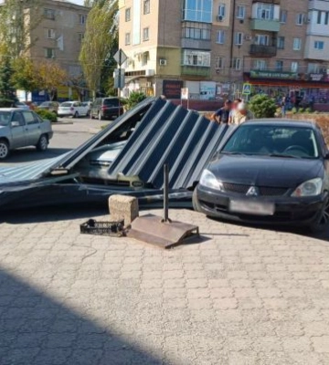 В Мелитополе бушует непогода: ветер срывает крыши и валит деревья - люди ругают халатность властей 