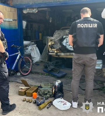 У Києві викрили трьох торговців зброєю та вилучили арсенал майже на ₴1,7 мільйона