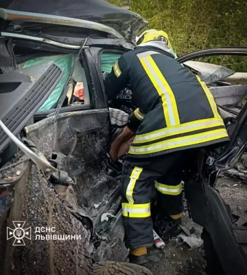 На Львівщині внаслідок автозіткнення травмовані дві літні пасажирки легковика – поліцейські встановлюють обставини події