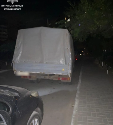 Сумські патрульні розшукали п&#039;яного водія вантажівки, який скоїв ДТП, а місце події залишив