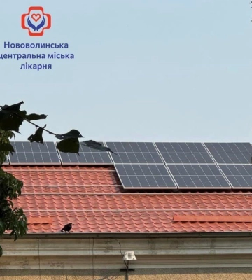 На даху нововолинської лікарні встановлюють сонячні панелі