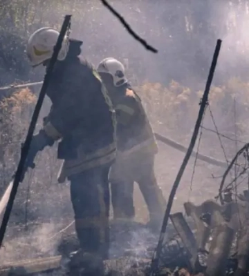 На Київщині сталася пожежа на складах: гасили кілька годин