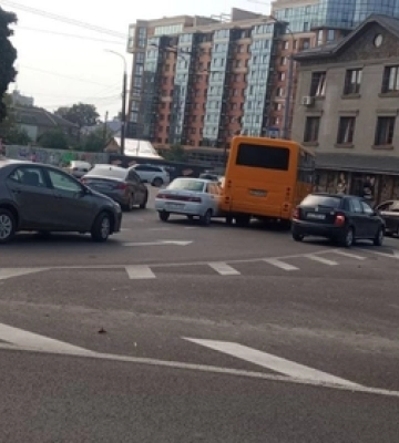 Рух ускладнено: біля «Яровиці» стукнулись Lada та маршрутка (фото, оновлено)
