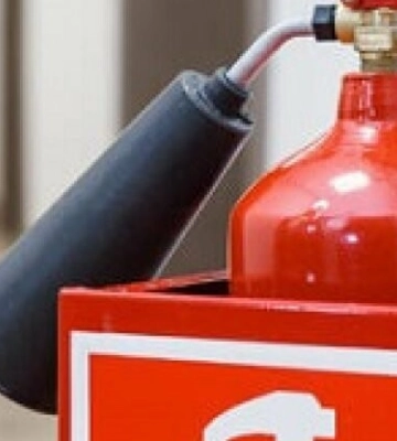 Во Львове в укрытии колледжа взорвался огнетушитель: есть пострадавшие среди учеников