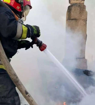 На Дніпропетровщині загорівся дах будинку