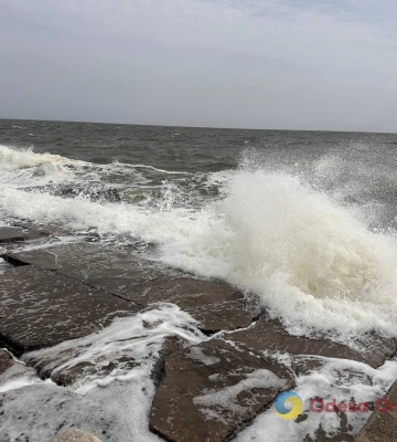 Штормове море і бризки морських хвиль: прогулянка одеським узбережжям (фотозамальовка)