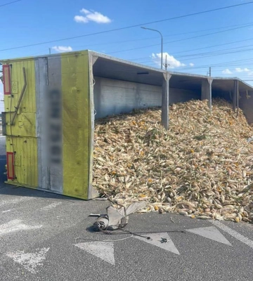 На Золотоніщині вантажівка з кукурудзою знесла електроопору та перекинулася (ФОТО)